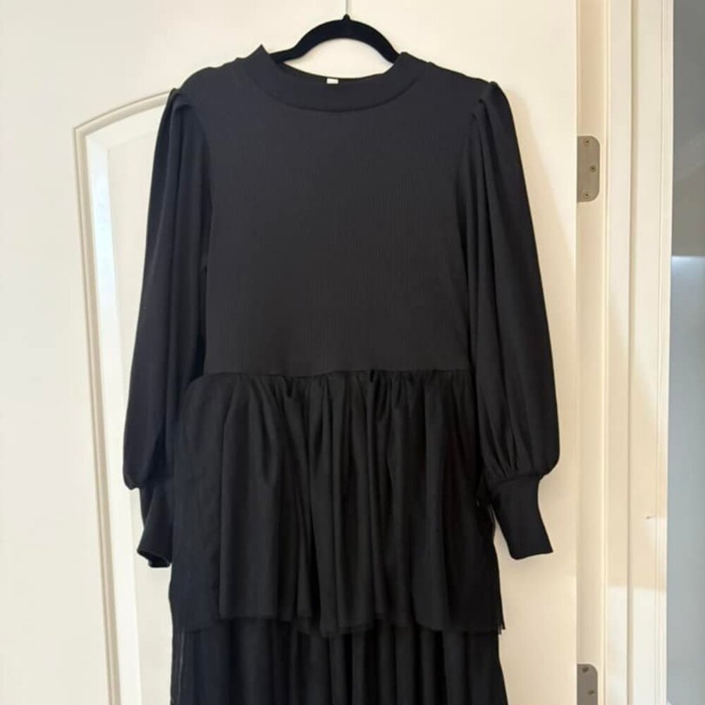 Ivy City Co. Black Tiered Long Sleeve Midi Dress - Size Small